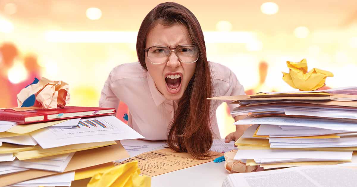 Mulher nervosa no escritório - freepik