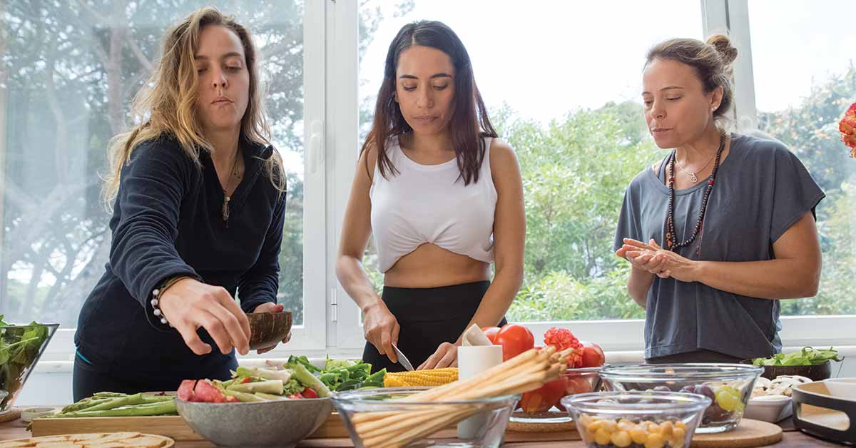 Alimentos funcionais: mulheres a cozinhar - freepik