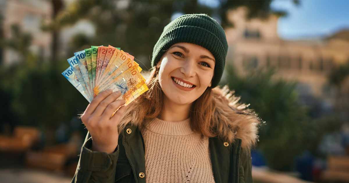 Jovem com notas de Euro na mão - Freepik
