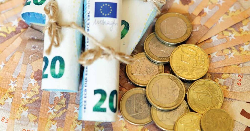 Notas e moedas de Euro - Freepik