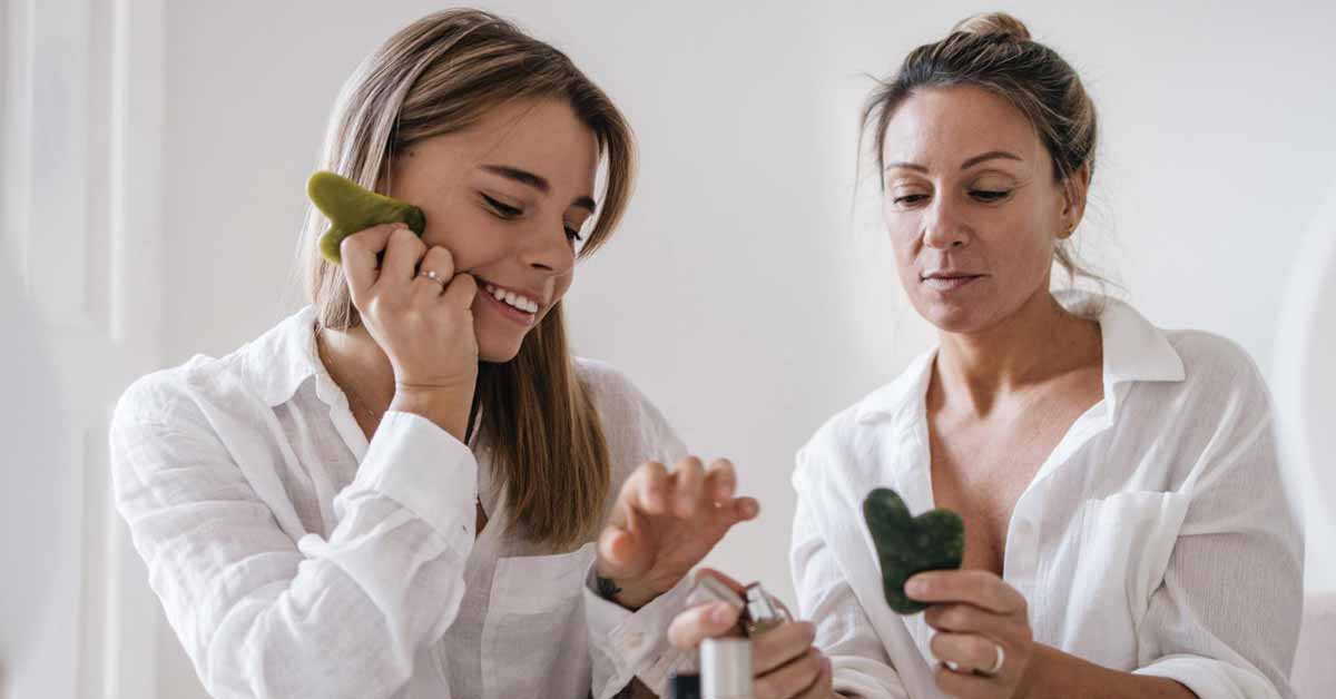duas mulheres, skincare - freepik